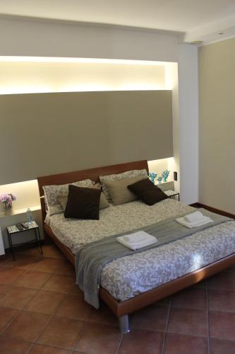 - une chambre avec un grand lit dans l'établissement Hebe Home Misano Adriatico, à Misano Adriatico
