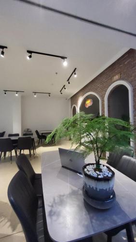 ein Zimmer mit einem Tisch und einer Topfpflanze darauf in der Unterkunft Amy Hotel & Apart' Hue in Hue