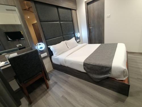 Cama o camas de una habitación en Hotel Classio Andheri - Near DN Nagar Metro Station
