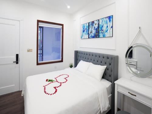ein Schlafzimmer mit einem Bett mit einer aufgemalten Schlange in der Unterkunft Amy Hotel & Apart' Hue in Hue