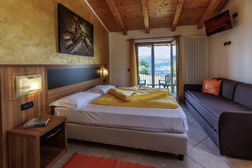 a bedroom with a bed and a couch at Agriturismo San Maggiore in Malcesine