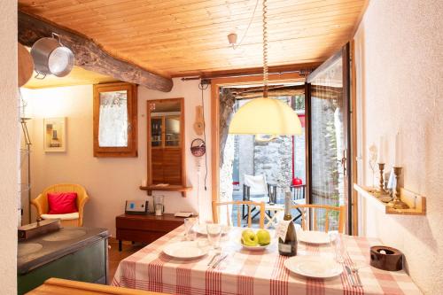 una sala da pranzo con tavolo e finestra di Rustico Stock - Happy Rentals a Lugano