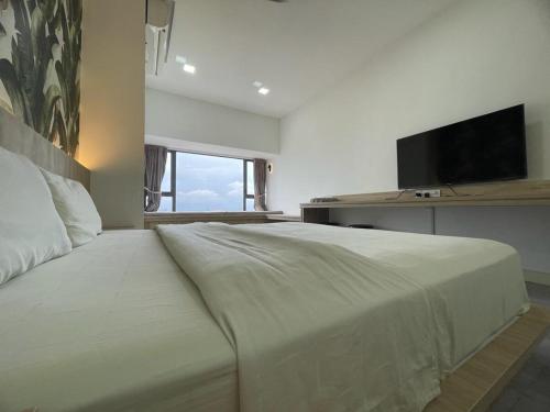 - une chambre avec un grand lit blanc et une télévision à écran plat dans l'établissement Imperio,Res - Cozy -- Location -- Dual View, à Malacca