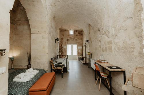 einen Flur in einem Schloss mit einem Bett und einem Tisch in der Unterkunft Le Dodici Lune in Matera