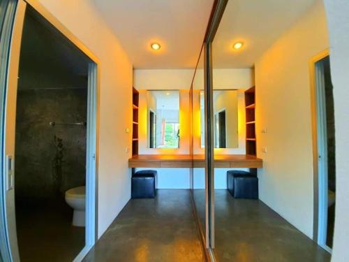 uma casa de banho com uma cabina de duche em vidro e um WC. em Suite in Replay at Bangrak Beach em Nathon Bay