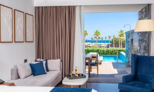 Kolam renang di atau dekat dengan Nana Princess Suites Villas & Spa