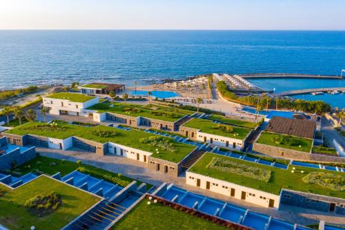 una vista aerea di un resort vicino all'oceano di Nana Princess Suites Villas & Spa a Hersonissos