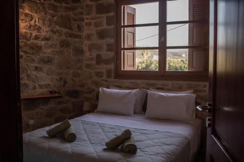 um quarto com uma cama grande e uma janela em Amygdalia Traditional House em Chania Town