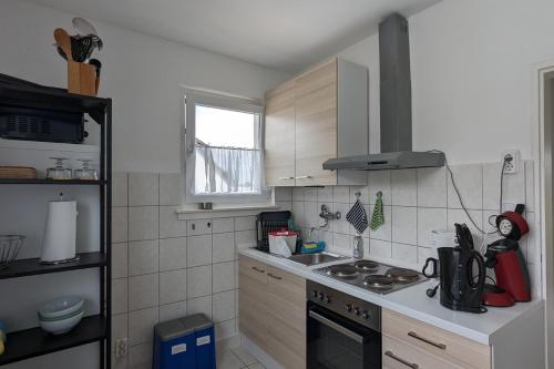 a small kitchen with a stove and a sink at Ferienwohnung Bad Vilbel in Bad Vilbel
