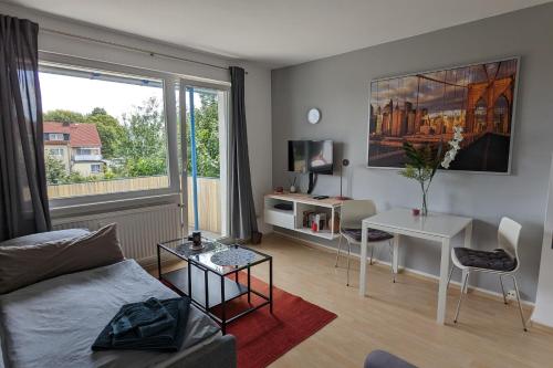 ein Wohnzimmer mit einem Sofa und einem Tisch in der Unterkunft Ferienwohnung Bad Vilbel in Bad Vilbel