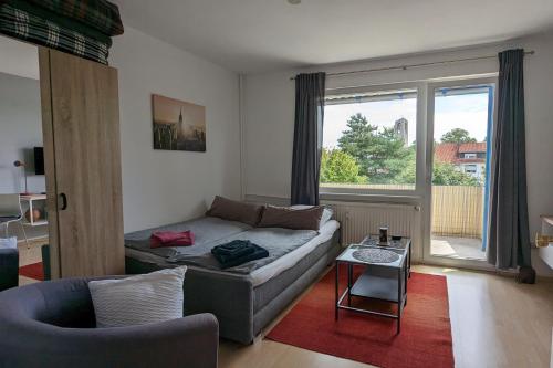 ein Wohnzimmer mit einem Sofa und einem Tisch in der Unterkunft Ferienwohnung Bad Vilbel in Bad Vilbel