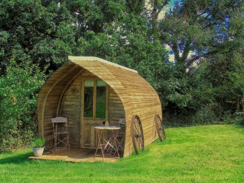 Zahrada ubytování Ceridwen Glamping, double decker bus and Yurts