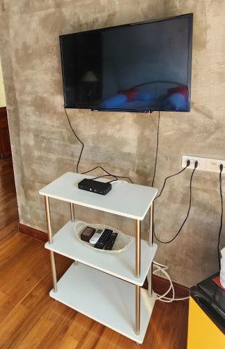 TV a/nebo společenská místnost v ubytování Rimtharnn Homestay Maewin