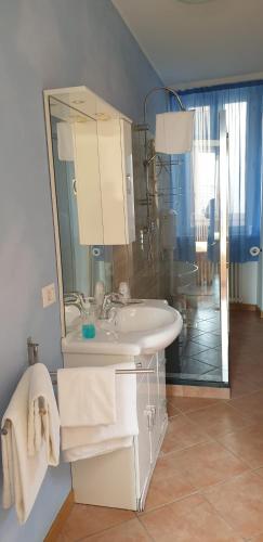 a bathroom with a sink and a mirror at Caffè del Viaggiatore in Valsolda
