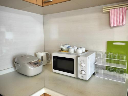 a kitchen with a microwave on a counter at 江戸川House（小岩车站400米一户建） in Tokyo