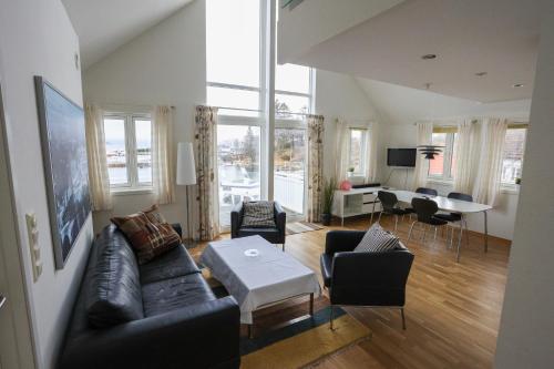 uma sala de estar com um sofá e uma mesa em Fjordbris Hotel em Østhusvik