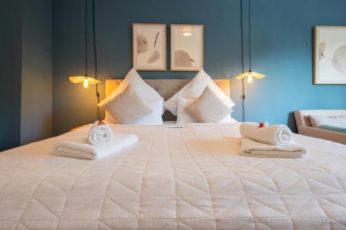 a large white bed with towels on top of it at Super zentral I Frisch renoviert in Bochum