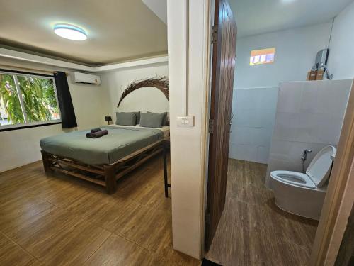 sypialnia z łóżkiem i toaletą w obiekcie The Mellow Mango w mieście Ko Lanta