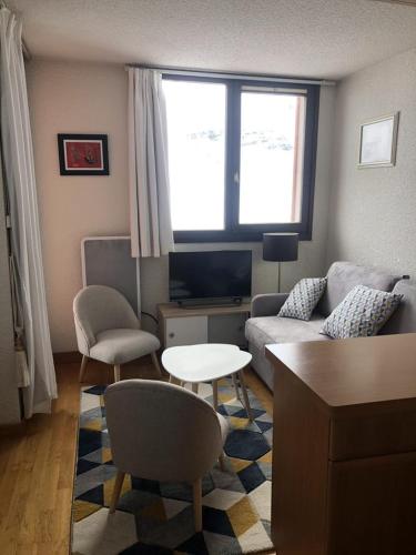 un salon avec un canapé et une table dans l'établissement Le Joker Vue Cime Caron Calm & Cosy, à Val Thorens