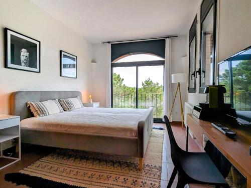- une chambre avec un lit, un bureau et une fenêtre dans l'établissement Casa estrella, à Begur