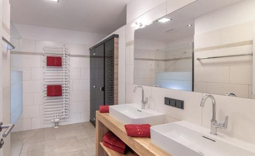 オーバータウエルンにあるApparthotel Zirbenhofのバスルーム(洗面台2台、鏡付)