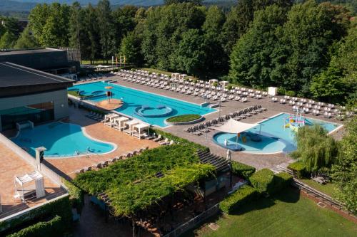 Kolam renang di atau dekat dengan Hotel Kristal - Terme Krka