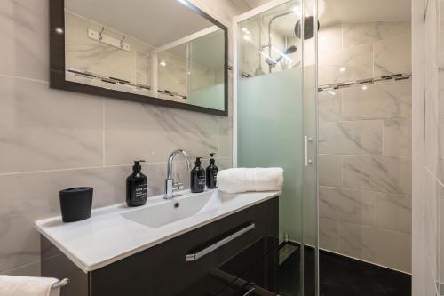 une salle de bain avec un lavabo et une douche dans l'établissement Coeur de Provence - Appt climatisé, à Draguignan