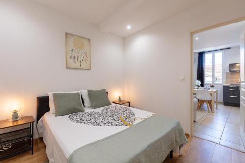 - une chambre avec un grand lit et une salle à manger dans l'établissement Coeur de Provence - Appt climatisé, à Draguignan