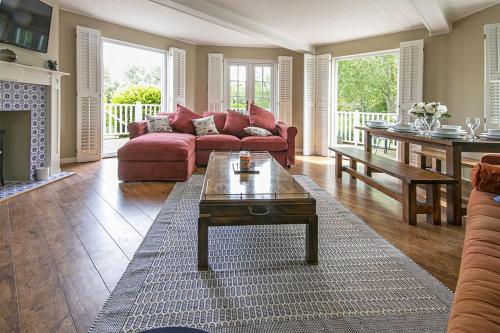Isis Lakes 99, Milford Lodge - P