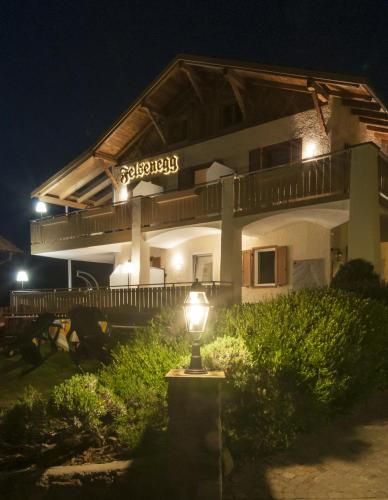 Bangunan di mana terletaknya rumah tamu ini