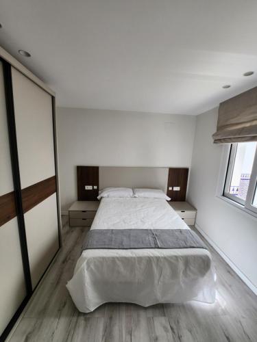 Un dormitorio blanco con una cama grande. en SUITE LUIS DE GONGORA, en Córdoba