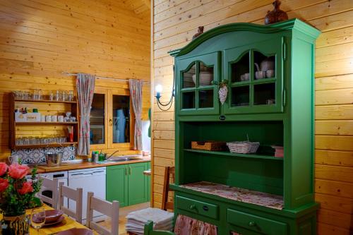 a green cabinet in a kitchen with a table at Madera y Miel Casa Rural con niños en Puy du Fou in Guadamur