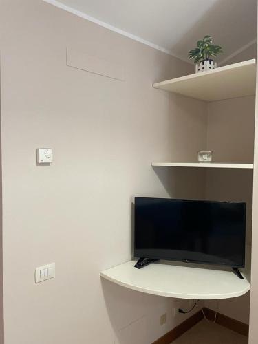 a white room with a tv on a shelf at Casa Vacanze La Villetta in Montefranco
