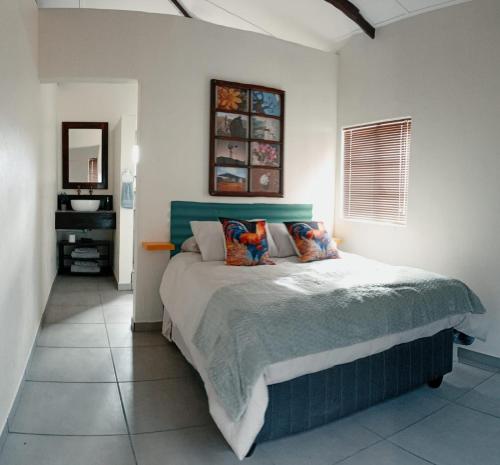 ein Schlafzimmer mit einem großen Bett in einem Zimmer in der Unterkunft Droëdap Guest Farm in Springbok