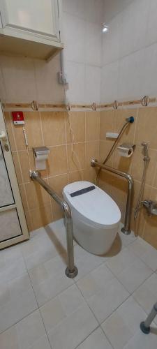 a bathroom with a toilet in a room at سما رفحاء للشقق المخدومة in Rafha