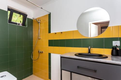 卡茲別吉的住宿－Gergeti Trio，一间带水槽和镜子的浴室