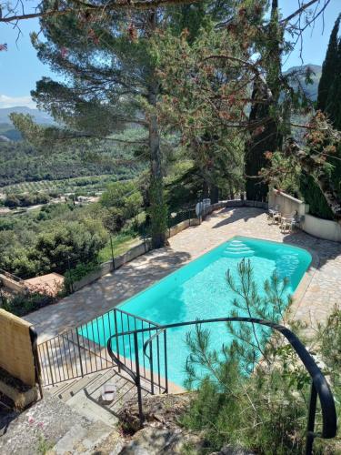 - une piscine dans une villa avec vue dans l'établissement Les Colombes Vegan, à Aubres