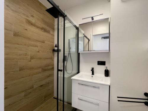 a bathroom with a sink and a shower at URBAN APARTMENTS PREMIUM Baildona 18B, Free Garage, Self Check-in in Katowice