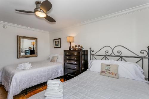 1 dormitorio con 2 camas y ventilador de techo en 804E Regency Towers en Pensacola Beach