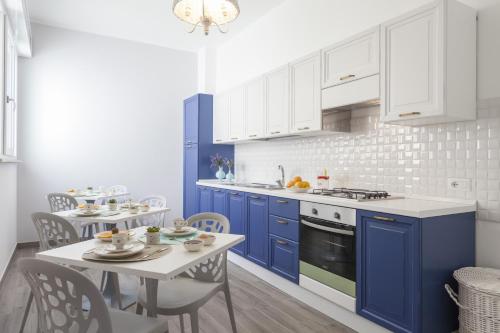 ガリポリにあるCosta Azzurra Gallipoliのキッチン(青いキャビネット、テーブル、椅子付)