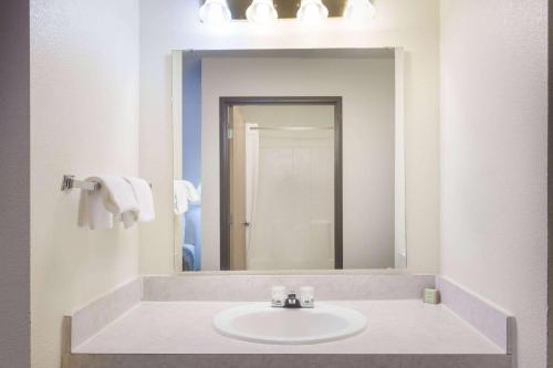 y baño con lavabo y espejo. en Super 8 by Wyndham Yuma, en Yuma