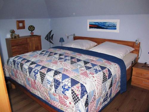 1 dormitorio con 1 cama con edredón en Villa-Sonja, en Zingst