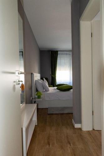 a bedroom with a bed and a window at Jagerhof in Râşnov