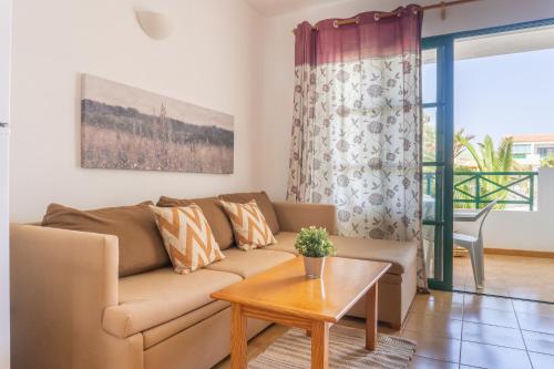 een woonkamer met een bank en een tafel bij Casa MiraMar - Las Torres del Castillo in Costa de Antigua