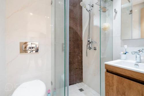 a bathroom with a shower and a sink at PRESTIGE GHANDI - Studio luxueux & cosy avec terrasse aménagée in Casablanca