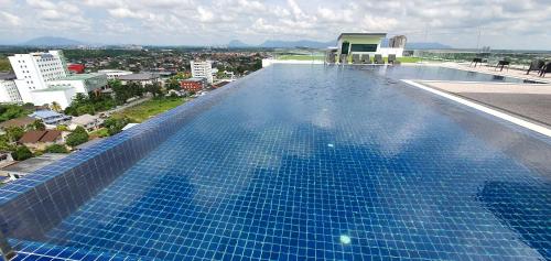 a large blue swimming pool on top of a building at Lovely 4paxs Kozi Square comfort Studio Home 2A in Kuching
