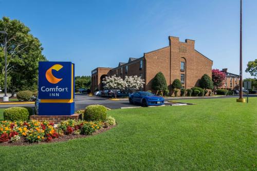 a sign in the grass in front of a building at Comfort Inn Newport News - Hampton I-64 in Newport News
