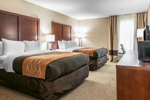 Habitación de hotel con 2 camas y TV en Comfort Inn Blue Ash North en Blue Ash