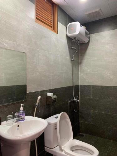a bathroom with a toilet and a sink at ĐÔNG ĐÔ HOTEL Đăk Lăk in Buôn Tâng Mai