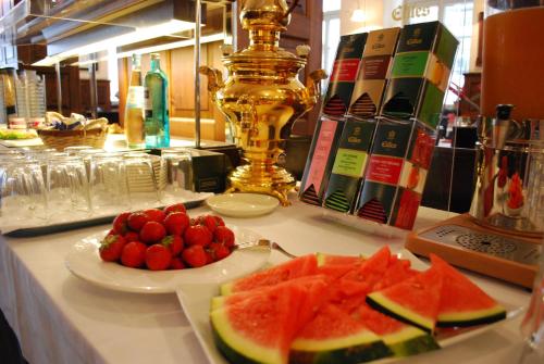 a table with a plate of fruit on a table at Hotel Goldener Falke in Heidelberg